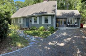 Relaxing family New Seabury home on cul-de-sac steps from Pond & Golf Course