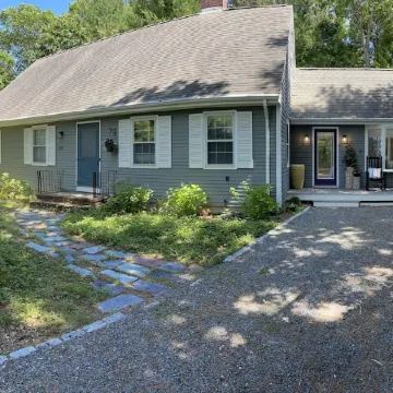 Relaxing family New Seabury home on cul-de-sac steps from Pond & Golf Course