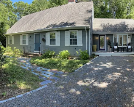 Relaxing family New Seabury home on cul-de-sac steps from Pond & Golf Course Hotels in Mashpee