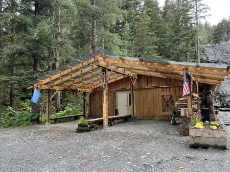 Oz Lodge: Bunkhouse - Cozy, Rustic & perfect for a family or group of friends!