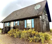 GLAMOROUS Stylish cabin💫 over 2 acres, beautiful views, sleeps 8, washer & dryer