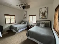 Private Mountain Retreat with room to roam! Horses welcome!