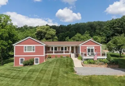 Spacious estate in charming Purcellville with WiFi, fitness room, AC Hôtels à proximité de : Franklin Park Performing & Visual Arts Center