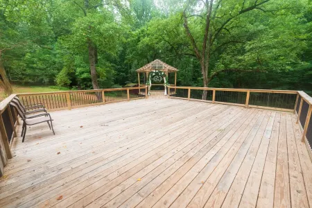 Vintage charm meets modern comfort in this historic 1850s cabin at Lake Hartwell Отели в г. Гамлог