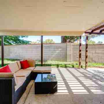 Business Travelers & Families Hotel Exterior