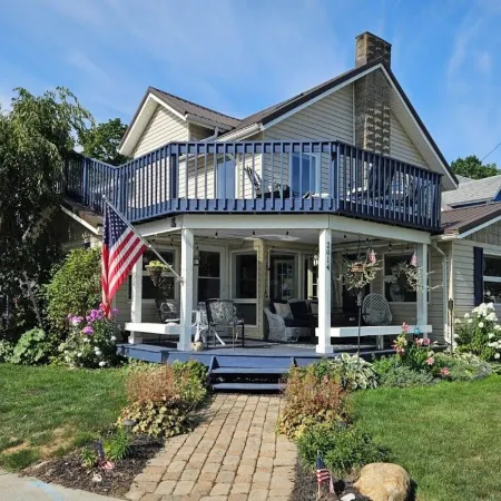 Front Porch & Balcony overlooking Park/Lake Erie! Cedar Point, Fishing & Beach!