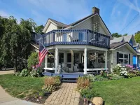 Front Porch & Balcony overlooking Park/Lake Erie! Cedar Point, Fishing & Beach!