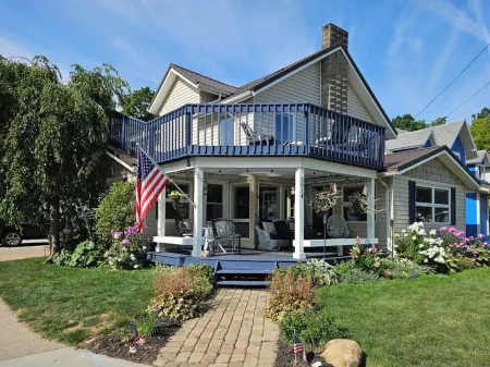 Front Porch & Balcony overlooking Park/Lake Erie! Cedar Point, Fishing & Beach! Отели в г. Гурон Тауншип