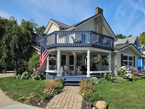 Front Porch & Balcony overlooking Park/Lake Erie! Cedar Point, Fishing & Beach! Hotels in Huron