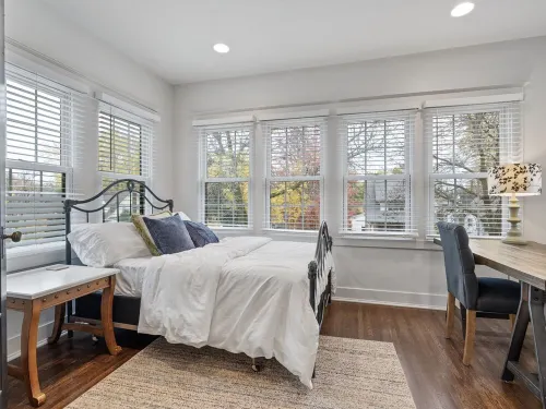Elegant Flat nestled right off-campus & free parking!