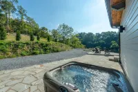 Modern Luxury Meets Mountain Getaway. Amazing Views, Hot Tub+More!