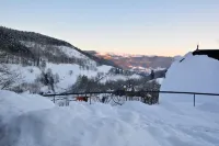 Maison en pierre, au calme, terrasse en pelouse avec vue Các khách sạn ở Cantal