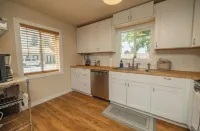 Sandpoint Retreat Sleeps 8 w/ Hottub and Bikes