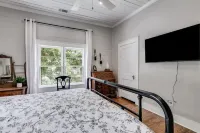 Ella 1862- Charming 1862 home in historic downtown. Close to Adamson Square.