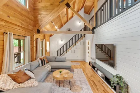 Our pondside cabin - a charming retreat with modern amenities near Wachusett Mtn