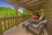 Fall Foliage ~ Close 2 Attractions - Hot Tub - Firepit - King Suite - Flat Drive