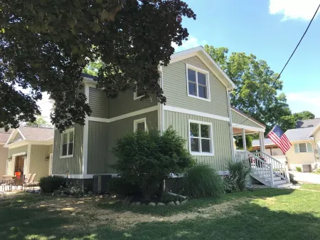 Cozy Cottage 5 minutes to downtown and beach