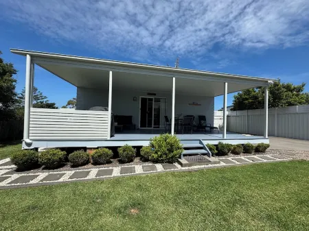 Pearly Shells Beach Cottage- 200m Walk to Beach & 500m to Shops  - Pet Friendly