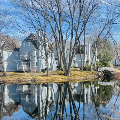 Villa Noir- 3 min from Mohegan Sun with fireplace, jacuzzi, sauna/pools, and spa Hotels in 