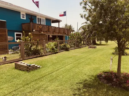 Tahiti Sunset, a 3BR, 2.5b canal  home, spectacular sunset views