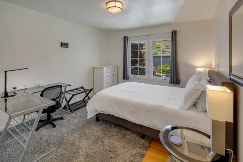 Sparkling Clean Luxury 3 BR House Near SF/SFO/CalTrain/BART+EV+Free Parking+WiFi 사우스샌프란시스코 호텔