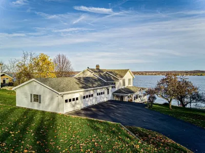Enjoy swimming/boating in the lake, Fall Foliage, Wine trail, Skiing and Hiking Отели рядом с достопримечательностью «Mayflowers Nursery & Garden»