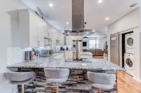 5 Star! 3Bed 4Bath 1mileATnT Stadium Globe LifePark SixFlagsHurrHarb Texas Live!