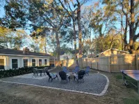 Simply Sunny Fun! 4BR Close to DT Chas & Beaches! Great backyard firepit & games - مطابخ