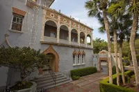 Cozy, 2nd floor apt 5 min walk to bch. PET friendly. FREE bottle of PROSECCO