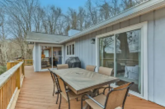 Charming newly renovated cottage, incredible mountain views, walk to town