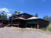 Rustic 7-BDRM and 3-bath lodge in a gated community in Los Ojos with WiFi access