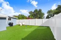 Charming Dade City - Backyard Oasis - Convenient to Tampa Amenities