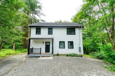 Brand New House with Huge Patio Hotel dekat Minnewaska State Park Preserve