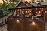 Great family cabin! Huge deck! Creek! Mini cabin! Lots of amenities!