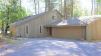 Cozy golf course home with shared hot tub, pool and resort. Hotels near Skylight Cave