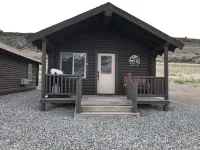 Moose Log Cabin in Paradise Valley 27 Miles from the North  to Yellowstone Park. Hotels near Chico Hot Springs