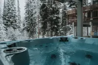 SKI IN/OUT, HOT TUB. 4 Bed 4.5 bath, 3 Kings, sleeps 20! 45 min to Glacier.