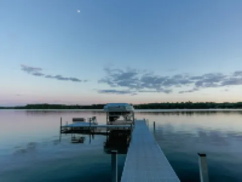 Luxurious Lake McKenzie Cabin Getaway ~ Recently Remodeled! EV Charger on Site Hotel a Scott