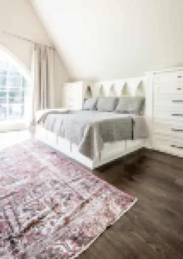 The Black Barn, 3 BR/3 BA House! Easy walking Distance To Everything!