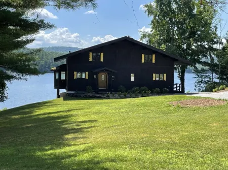 Waterfront Chalet with expansive views of lake & mountains. Отели в г. Каслтон