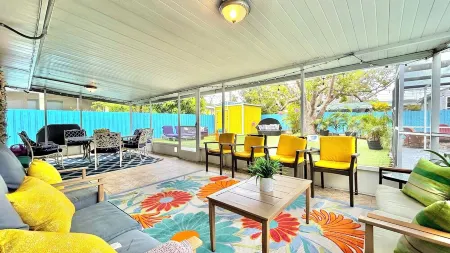 Sleeps 20, HotPool 5Bdr 3Bath Home, 3.5 Miles to the Beach Small Events Welcome Отели рядом с достопримечательностью «Ларго Спортс Комплекс»