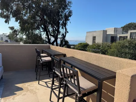 Bayview Beach Condo with Rooftop Patio-3Bed/3Bath with AC and Garage Parking Отели рядом с достопримечательностью «Мишен Бич»