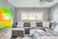 Suite with Hot Tub -AC  - Huge Fenced Yard - Mt. Rainier View - Private Entrance - 4 tähden
