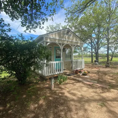 The Beulah Jane is a peaceful cabin on working farm in Glen Rose.
