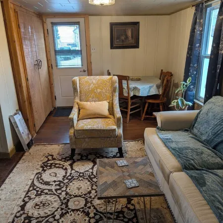Charming 2-bedroom cottage in the great little town of Dillon with WiFi