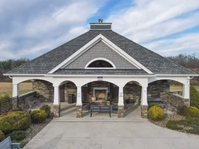 The Bluegrass Grand Estate: Bourbon Trail Luxury Hotels near Chuckleberry Farm & Winery