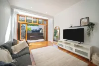 Alf and Lisa's Luxury Glebe House - 2BR, 2BA With Free Lockup Parking Hotels in Glebe