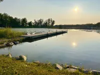 Cozy cabin 25ft off the water! Near shopping, Restaurants, Attractions & Golf!