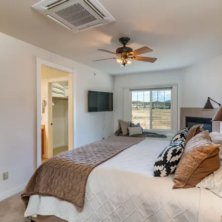 Town Home On The River. A/C. Views. Fish. Hot Springs. Walk To Town .