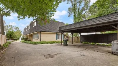 Coveted Location:Downtown Lake Forest 3/2.5 Duplex Hotels near Forest Park